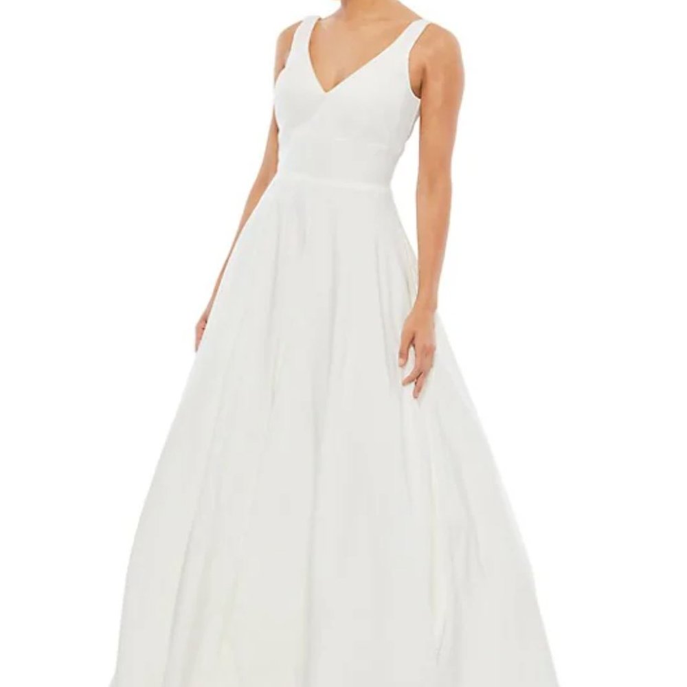 MAC DUGGAL TAILORED V-NECK CREPE WHITE BALL GOWN sz 12